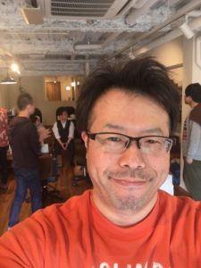 ヘッドスパが進化したリンパマッサージはリンパを流すデットクスとシロビャンカやリマサリマッサージをおもに頭の筋肉やリンパをサスルったりします。リンパが滞ると冷え性、疲れ、足や顔のむくみ、太りやすい、肩こり、顔のくすみやくま、乳がん(女性)の症状が出やすくなります。アンチエイジング、活性酸素に効果があり、美容やコスメに興味がある方は必見です。シミやしわや口角のたるみ、くせ毛の原因など毒素排出をうながすリンパマッサージ
